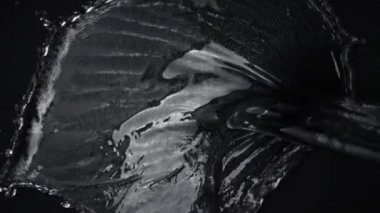 Süper Yavaş Hareket Detaylı Su Sıçratma Suyu Su geçirmez Siyah Kumaş 300 fit yükseklikte. Yüksek hızlı sinema kamerasıyla çekildi, 4K.