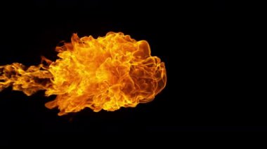 Süper Yavaş Ateş Patlaması Kara Arkaplan 'da izole edildi. 4K 'de yüksek hızlı sinema kamerasıyla çekilmiş..