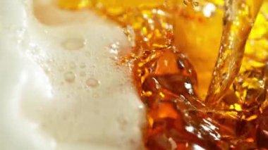 Süper Yavaş Hareket Ayrıntılı Atış. Doldurma ve Sıçratma Birası, 1000fps. Yüksek Hız Sinema Kamerası, 4k.