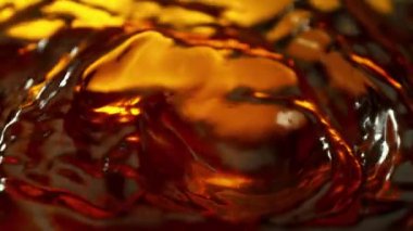 Sallanan Altın Sıvının Süper Yavaş Çekimi, 1000fps 'de. Yüksek Hız Sinema Kamerası, 4K.