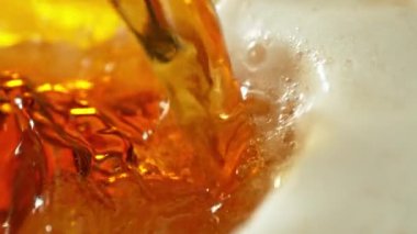 Süper Yavaş Hareket Ayrıntılı Atış. Doldurma ve Sıçratma Birası, 1000fps. Yüksek Hız Sinema Kamerası, 4k.