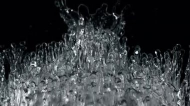 Uçan Suyun Süper Yavaş Çekimi Kara Arkaplan 'da izole edildi, 1000 fps. Yüksek Hız Sinema Kamerası, 4K.