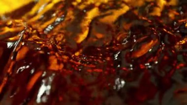 Sallanan Altın Sıvının Süper Yavaş Çekimi, 1000fps 'de. Yüksek Hız Sinema Kamerası, 4K.