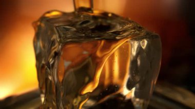 Süper Yavaş Hareket Detaylı Vuruşu. Buzlu Viski 'nin Buzlu Küpü' nde 300 metrede. Yüksek Hız Sinema Kamerası, 4K.