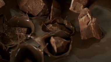 Süper Yavaş Çekim Çiğ Çikolata Parçacıkları Eritilmiş Çikolata 'nın içine 1000 fps hızla düşüyor. Yüksek Hız Sinema Kamerası, 4K.