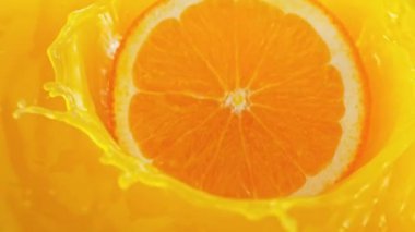 Süper Yavaş Çekim Portakal Dilimleme Taze Meyve Suyu 'na 300 metrede sıçrıyor. Yüksek Hız Sinema Kamerası, 4K.