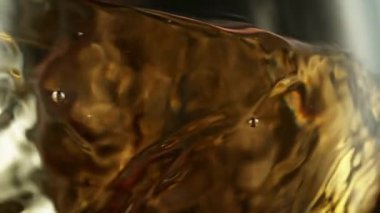 Süper Yavaş Hareketli Makro Şat, Dönen Beyaz Şarap Camda, 300 metre yükseklikte. Yüksek Hız Sinema Kamerası, 4K.