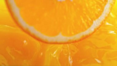 Süper Yavaş Çekim Portakal Dilimleme Taze Meyve Suyu 'na 300 metrede sıçrıyor. Yüksek Hız Sinema Kamerası, 4K.