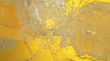 Süper Yavaş Hareket Detaylı Limon ve Buzlu Şat Köpüklü Su 'da. Yüksek Hız Sinema Kamerası, 4K.