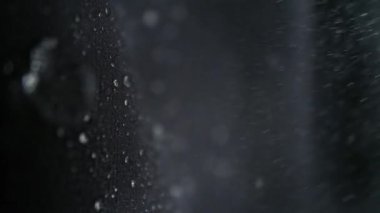 Süper Yavaş Hareket Detaylı Su Çekimi Su geçirmez Siyah Kumaş 'ın üstüne 300 fite düştü. Yüksek hızlı sinema kamerasıyla çekildi, 4K.