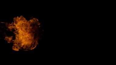 Süper Yavaş Ateş Patlaması Kara Arkaplan 'da izole edildi. 4K 'de yüksek hızlı sinema kamerasıyla çekilmiş..