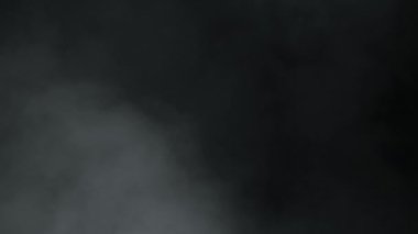 Atmosferik Dumanın Süper Yavaş Çekimi Kara Arkaplan 'da izole edildi. Yüksek hızlı sinema kamerasıyla çekildi, 4K.