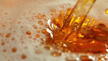 Süper Yavaş Hareket Ayrıntılı Atış. Doldurma ve Sıçratma Birası, 1000fps. Yüksek Hız Sinema Kamerası, 4k.