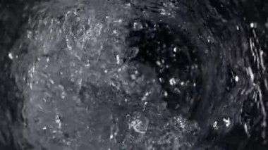 Süper Yavaş Hareketli Su Çekimi, Cam Şişe 'de 180 metrede dönüyor. Yüksek Hız Sinema Kamerası, 4k.