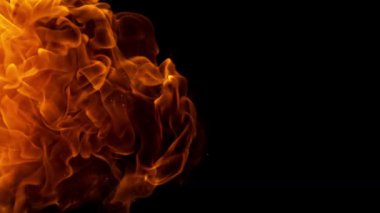 Süper Yavaş Ateş Patlaması Kara Arkaplan 'da izole edildi. 4K 'de yüksek hızlı sinema kamerasıyla çekilmiş..