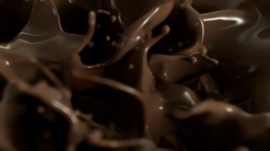 Süper Yavaş Çekim Çiğ Çikolata Parçacıkları Eritilmiş Çikolata 'nın içine 1000 fps hızla düşüyor. Yüksek Hız Sinema Kamerası, 4K.