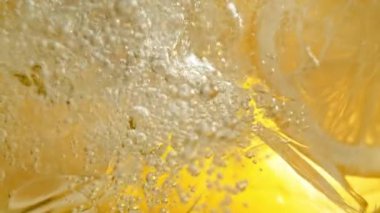 Süper Yavaş Hareket Detaylı Limon ve Buzlu Şat Köpüklü Su 'da. Yüksek Hız Sinema Kamerası, 4K.