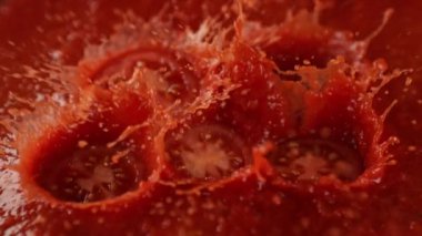 Domates Kesikleri 'nin Süper Yavaş Çekimi 300 metrede sosa dökülüp sıçrıyor. Yüksek Hız Sinema Kamerası, 4k.