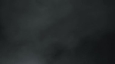 Atmosferik Dumanın Süper Yavaş Çekimi Kara Arkaplan 'da izole edildi. Yüksek hızlı sinema kamerasıyla çekildi, 4K.