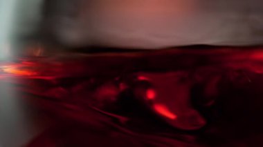 Süper Yavaş Çekim Makro Şat, Dönen Kırmızı Şarap Camda, 1000fps. Yüksek Hız Sinema Kamerası, 4K.