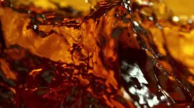 Sallanan Altın Sıvının Süper Yavaş Çekimi, 1000fps 'de. Yüksek Hız Sinema Kamerası, 4K.