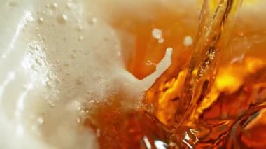 Süper Yavaş Hareket Ayrıntılı Atış. Doldurma ve Sıçratma Birası, 1000fps. Yüksek Hız Sinema Kamerası, 4k.