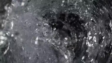 Süper Yavaş Hareketli Su Çekimi, Cam Şişe 'de 180 metrede dönüyor. Yüksek Hız Sinema Kamerası, 4k.