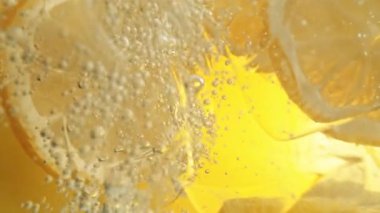 Süper Yavaş Hareket Detaylı Limon ve Buzlu Şat Köpüklü Su 'da. Yüksek Hız Sinema Kamerası, 4K.