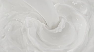 1000 fps hızla Süper Yavaş Çekim Dökme ve Sıçratma Taze Sütü. Yüksek Hız Sinema Kamerası, 4K.