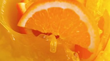 Süper Yavaş Portakal Kesikleri Çekimi Taze Meyve Suyu 'na 1000fps hızla sıçrıyor. Yüksek Hız Sinema Kamerası, 4K.