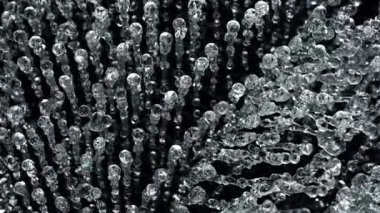 Su Damlalarının Süper Yavaş Çekimi Kara Arkaplan 'da izole edilmiş bir şekilde uçuyor, 1000 fps. Yüksek Hız Sinema Kamerası, 4K.