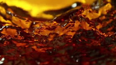 Sallanan Altın Sıvının Süper Yavaş Çekimi, 1000fps 'de. Yüksek Hız Sinema Kamerası, 4K.