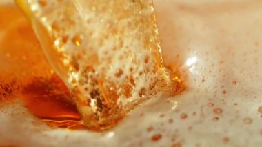 Süper Yavaş Hareket Ayrıntılı Atış. Doldurma ve Sıçratma Birası, 1000fps. Yüksek Hız Sinema Kamerası, 4k.