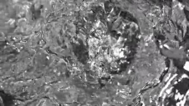 Süper Yavaş Hareketli Su Çekimi, Cam Şişe 'de 180 metrede dönüyor. Yüksek Hız Sinema Kamerası, 4k.