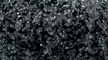 Düşen Su Damlalarının Süper Yavaş Çekimi Kara Arkaplanda izole edildi, 1000 fps. Yüksek Hız Sinema Kamerası, 4K.