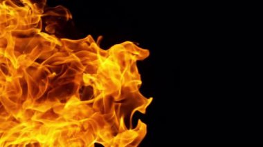 Süper Yavaş Hareketli Ateş Patlaması Kara Arkaplan 'da izole edildi. 4K 'de yüksek hızlı sinema kamerasıyla çekilmiş..