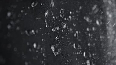 Süper Yavaş Hareket Detaylı Su Çekimi Su geçirmez Siyah Kumaş 'ın üstüne 300 fite düştü. Yüksek hızlı sinema kamerasıyla çekildi, 4K.