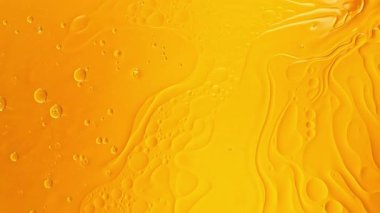 Süper Yavaş Çekim Altın Yağ Suyu 'nun 1000fps hızında akışı. Yüksek Hız Sinema Kamerası, 4K.