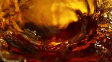 Sallanan Altın Sıvının Süper Yavaş Çekimi, 1000fps 'de. Yüksek Hız Sinema Kamerası, 4K.