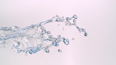 Süper Yavaş Çekim Su Sıçratma Beyaz Arkaplan 'da izole edildi. Yüksek Hız Sinema Kamerası, 4K.