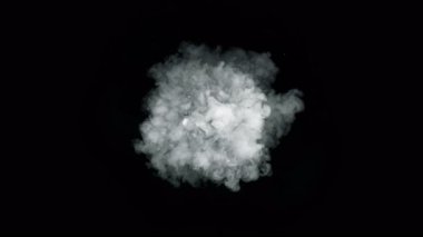 Süper Yavaş Çekim Yuvarlak Duman Patlaması Siyah Kamera 'ya doğru 1000fps' de izole edildi. Yüksek Hız Sinema Kamerası, 4K.