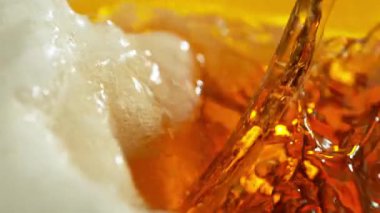 Süper Yavaş Hareket Ayrıntılı Atış. Doldurma ve Sıçratma Birası, 1000fps. Yüksek Hız Sinema Kamerası, 4k.