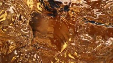 Suda Dalgalanan Yağ Çekiminin Süper Yavaş Çekimi. Yüksek Hız Sinema Kamerası, 4K.