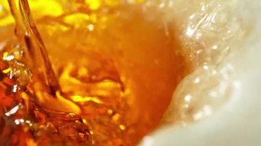 Süper Yavaş Hareket Ayrıntılı Atış. Doldurma ve Sıçratma Birası, 1000fps. Yüksek Hız Sinema Kamerası, 4k.