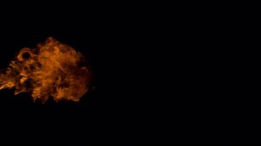 Süper Yavaş Ateş Patlaması Kara Arkaplan 'da izole edildi. 4K 'de yüksek hızlı sinema kamerasıyla çekilmiş..