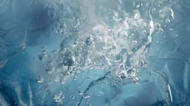 Kristal berrak suda 300 metrede Süper Yavaş Çekim Buz ve Hava Baloncukları. Yüksek Hız Sinema Kamerası, 4K.