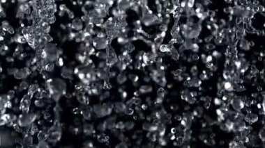 Uçan Suyun Süper Yavaş Çekimi Kara Arkaplan 'da izole edildi, 1000 fps. Yüksek Hız Sinema Kamerası, 4K.
