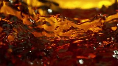 Sallanan Altın Sıvının Süper Yavaş Çekimi, 1000fps 'de. Yüksek Hız Sinema Kamerası, 4K.