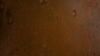 Süper Yavaş Çekim Suyu Deri Deri Deri 'ye 1000fps hızla akıyor. Yüksek hızlı sinema kamerasıyla çekildi, 4K.