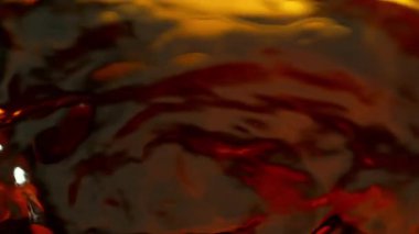 Sallanan Altın Sıvının Süper Yavaş Çekimi, 1000fps 'de. Yüksek Hız Sinema Kamerası, 4K.